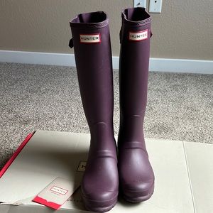 Size 6. Like new Hunter Boots. Purple/Grape color. Only worn a couple times